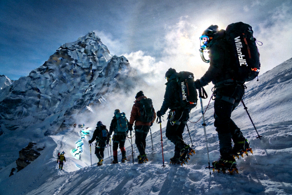 登山队使用威廉希尔装备登顶珠峰的高海拔登山探险场景